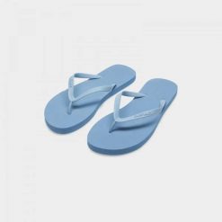 Japonki damskie na plażę Outhorn OTHWSS24FFLIF160. Niebieskie klapki Outhorn, bez wzorów, z gumy, bez obcasa. Za 29.99 zł.
