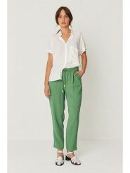 SKFK Spodnie "Albia" w kolorze zielonym rozmiar: 38. Zielone spodnie materiałowe SKFK, bez wzorów, z materiału. Za 217.99 zł.