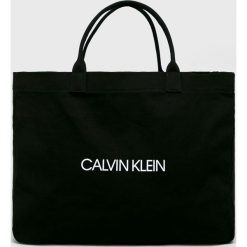 Calvin Klein Jeans - Torba. Czarne torby na ramię Calvin Klein Jeans, bez wzorów, z bawełny, na ramię, bez dodatków. W wyprzedaży za 229.90 zł.