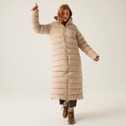 Płaszcz turystyczny damski zimowy ocieplany Elender Regatta. Brązowe płaszcze Regatta, na zimę, bez wzorów, z puchu, z kapturem. W wyprzedaży za 406.85 zł.