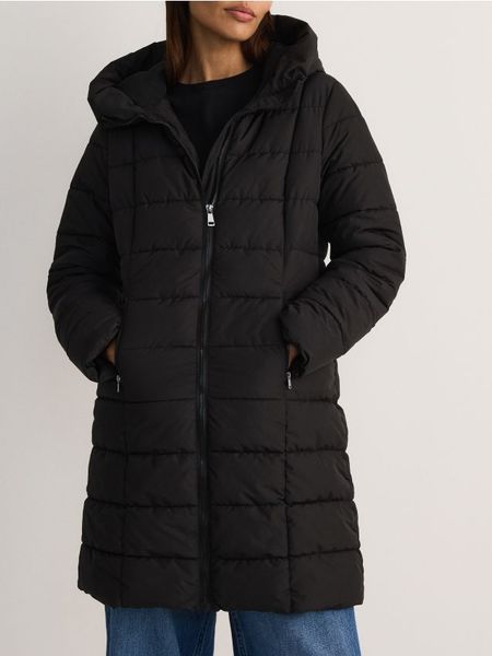 Pikowany płaszcz - czarny. Czarne płaszcze Reserved, l, bez wzorów, z tkaniny, bez kaptura. W wyprzedaży za 69.99 zł.