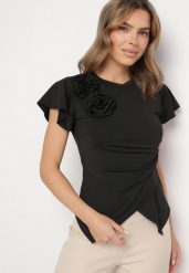 Czarna Bluzka z Wiskozą o Asymetrycznym Kroju z Marszczeniem i Kwiatową Broszką Avelbia. Czarne bluzki Born2be, m, bez wzorów, z jeansu, eleganckie, z asymetrycznym kołnierzem, bez ramiączek. W wyprzedaży za 63.74 zł.