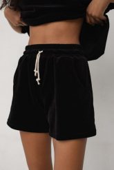 Szorty welurowe w kolorze TOTALLY BLACK - PETREY-L. Czarne szorty Marsala, bez wzorów, z bawełny, sportowe. Za 149.90 zł.