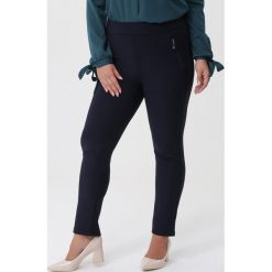 Granatowe Spodnie Daniella. Spodnie materiałowe Born2be, na co dzień, l, bez wzorów, z materiału, z podwyższonym stanem, długie. Za 49.99 zł.