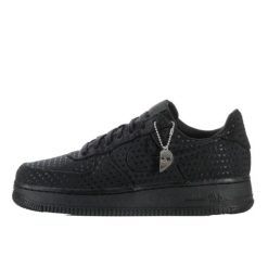 Nike Air Force 1 Retro Valentine’s Day. Czarne czapki Nike, bez wzorów, z materiału. Za 1,011.95 zł.
