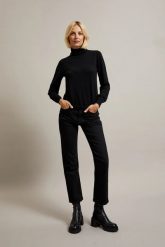 Jeansy z prostą nogawką czarne. Czarne jeansy MOODO, s, bez wzorów. W wyprzedaży za 69.99 zł.