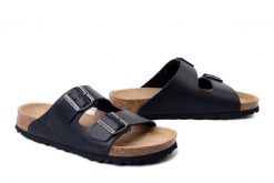 DR. BRINKMANN 600176-01 schwarz, klapki damskie. Czarne klapki Dr. Brinkmann, bez wzorów, ze skóry, bez obcasa. Za 229.42 zł.