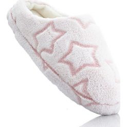 Kapcie "Gwiazdy" bonprix jasnoszaro-jasnoróżowy wzorzysty. Obuwie domowe marki bonprix. Za 37.99 zł.