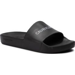 Klapki CALVIN KLEIN - Slide KW0KW00778 Pvh Black BEH. Czarne klapki Calvin Klein, bez wzorów, z tworzywa sztucznego, bez obcasa. Za 179.00 zł.