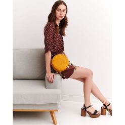 SZYFONOWA BLUZKA DAMSKA. Czerwone bluzki TOP SECRET, bez wzorów, z szyfonu, eleganckie, bez kołnierzyka, bez ramiączek. W wyprzedaży za 29.99 zł.