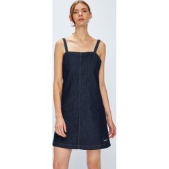 Calvin Klein Jeans - Sukienka. Niebieskie sukienki Calvin Klein Jeans, na co dzień, m, bez wzorów, z bawełny, casualowe, bez kołnierzyka, bez ramiączek, mini, proste. W wyprzedaży za 299.90 zł.