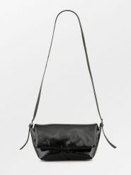 Becksöndergaard Skórzana torebka w kolorze czarnym - 22 x 13 x 10 cm rozmiar: onesize. Czarne torby na ramię Becksöndergaard, bez wzorów, z materiału, na ramię, bez dodatków. Za 304.99 zł.