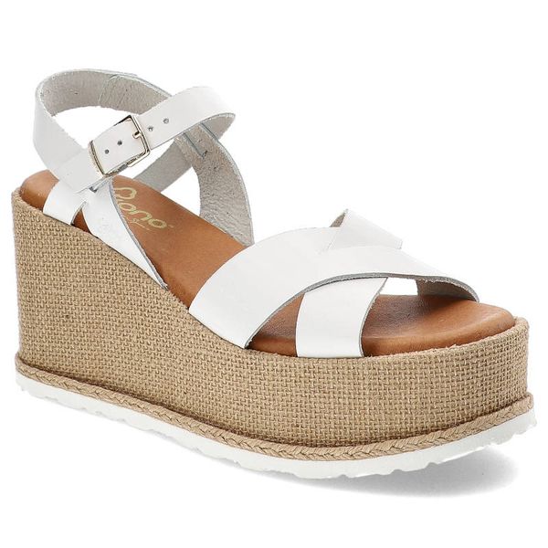 Białe Sandały Yokono Stylowe Obuwie Damskie. Białe sandały Yokono, bez wzorów, ze skóry, eleganckie, bez obcasa, na koturnie, bez zapięcia. Za 289.00 zł.