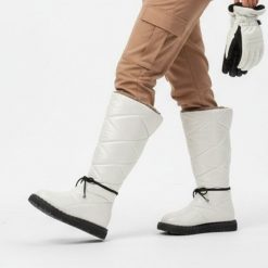 Kozaki damskie Artiker, cholewka z pikowanego materiału z ociepleniem i wiązaniem wokół kostki gruba podeszwa z wyraźnym profilem, białe, 51C0380. Białe kozaki Artiker, na zimę, z futra, bez obcasa, na obcasie, bez zapięcia. Za 265.00 zł.