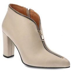 Beżowe Botki Simen Eleganckie Obuwie Damskie. Brązowe botki Simen, bez wzorów, ze skóry, bez obcasa, na słupku, bez zapięcia. Za 433.99 zł.