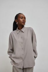 Luźna koszula z wiskozy w kolorze PEARL GREY - OBSESSION-M/L. Szare koszule Marsala, l, bez wzorów, z jeansu, biznesowe, bez kołnierzyka, bez ramiączek. W wyprzedaży za 94.98 zł.