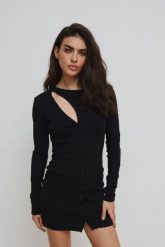 Sukienka z długimi rękawami w kolorze TOTALLY BLACK - FORTA-S. Czarne sukienki Marsala, s, bez wzorów, bez kołnierzyka, bez ramiączek. W wyprzedaży za 59.97 zł.