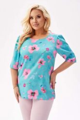 Bluzka Spring z krótkim rękawem i lekką bufką w odcieniach turkusowego błękitu w różowe kwiaty PLUS SIZE XXL. Czerwone bluzki Moda Size Plus Iwanek, plus size, bez wzorów, z elastanu, biznesowe, bez kołnierzyka, plus size, bez ramiączek. W wyprzedaży za 99.90 zł.