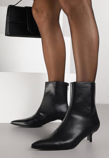 Czarne Botki Vices na Obcasie Typu Kaczuszka Falessia. Czarne botki Born2be, bez wzorów, bez obcasa, na obcasie, bez zapięcia. Za 119.99 zł.