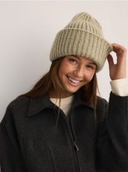 Czapka beanie z domieszką wełny - oliwkowy. Zielone czapki Reserved, bez wzorów, z wełny. W wyprzedaży za 25.99 zł.
