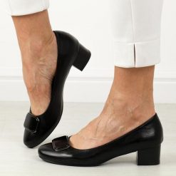 Czarne czółenka damskie na obcasie M.Daszyński Sa210-8. Czarne czółenka M.Daszyński, bez wzorów, ze skóry, z okrągłym noskiem, bez obcasa, na obcasie, bez zapięcia. Za 189.00 zł.