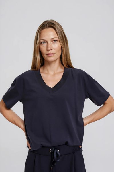 T-shirt z dekoltem w serek granatowy. Niebieskie t-shirty MOODO, l, bez wzorów, z bawełny, bez kołnierzyka, bez ramiączek. Za 39.99 zł.