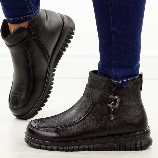 Czarne ciepłe botki damskie Potocki 16354. Czarne botki POTOCKI, na jesień, bez wzorów, z jeansu, z okrągłym noskiem, bez obcasa, na płaskiej podeszwie, bez zapięcia. Za 139.00 zł.