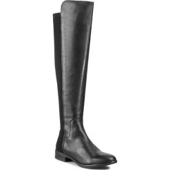 Muszkieterki CLARKS - Caddy Belle 261079044 Black Leather. Czarne kozaki Clarks, z materiału, bez obcasa, na obcasie, bez zapięcia. W wyprzedaży za 499.00 zł.