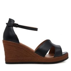 Sandały Lasocki. Czarne sandały Lasocki, bez wzorów, bez obcasa, na koturnie, bez zapięcia. Za 189.99 zł.