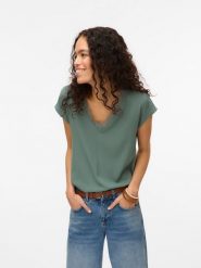 Vero Moda Koszulka w kolorze zielonym rozmiar: L. Zielone bluzki Vero Moda, l, bez wzorów, z koronki, klasyczne, bez kołnierzyka, bez ramiączek. Za 56.99 zł.