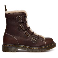 Trzewiki Dr. Martens. Brązowe botki Dr. Martens, bez wzorów, bez obcasa, na płaskiej podeszwie, bez zapięcia. Za 989.99 zł.