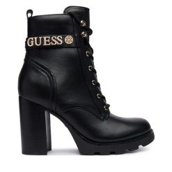 Botki Guess. Czarne botki Guess, z aplikacjami, bez obcasa, na słupku, bez zapięcia. Za 634.99 zł.