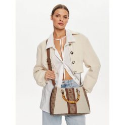 Torebka Guess. Czerwone listonoszki Guess, z aplikacjami, bez dodatków. Za 339.99 zł.