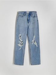 Jeansy boyfriend z przetarciami - niebieski. Niebieskie jeansy Reserved, bez wzorów. W wyprzedaży za 45.99 zł.