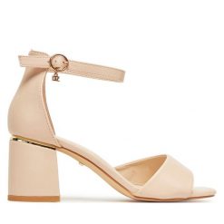Sandały DeeZee. Brązowe sandały DeeZee, bez wzorów, bez obcasa, na słupku, bez zapięcia. Za 139.99 zł.