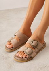 Ciemnobeżowe Klapki VICES Ozdobione Dużymi Klamrami Jenniviane. Brązowe klapki Renee, bez wzorów, z jeansu, bez obcasa, na płaskiej podeszwie. Za 99.99 zł.