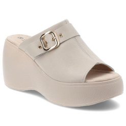 Klapki damskie S. Barski, eleganckie na koturnie z klamrą i z miękkimi wkładkami, beżowe, LR51-542. Brązowe klapki S.BARSKI, bez wzorów, z jeansu, bez obcasa, na koturnie. Za 159.00 zł.