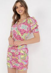 Fuksjowa Sukienka Thesica. Czerwone sukienki Born2be, s, z aplikacjami, z tkaniny, bez kołnierzyka, bez ramiączek, mini, dopasowane. Za 29.99 zł.
