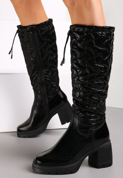 Czarne Lakierowane Kozaki na Słupku z Pikowaną Cholewką Zaka. Czarne kozaki Renee, z lakierowanej skóry, bez obcasa, na obcasie, bez zapięcia. Za 119.99 zł.