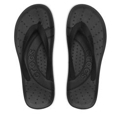 Japonki Crocs. Czarne klapki Crocs, bez wzorów, bez obcasa. Za 89.99 zł.