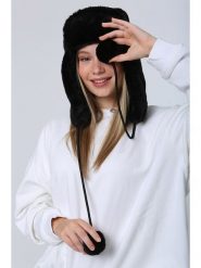 Lucky Bees Czapka w kolorze czarnym rozmiar: onesize. Czarne czapki Lucky Bees, bez wzorów, z futra. Za 109.52 zł.