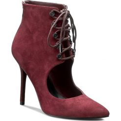 Szpilki GUESS - Pivia FLPIV4 SUE09 BURGU. Czerwone szpilki Guess, z aplikacjami, ze skóry ekologicznej, eleganckie, bez obcasa, na obcasie, bez zapięcia. W wyprzedaży za 349.00 zł.