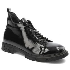 Czarne Botki Venezia Modne Buty Damskie. Czarne botki Venezia, bez wzorów, z lakierowanej skóry, bez obcasa, bez zapięcia. Za 409.00 zł.