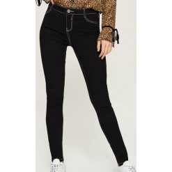 Jeansy skinny z kontrastowymi szwami - Czarny. Jeansy Sinsay. W wyprzedaży za 29.99 zł.