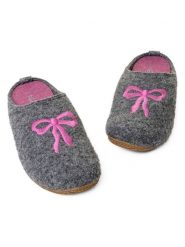Living Kitzbühel Kapcie "Mimi Bow" w kolorze antracytowym rozmiar: 42. Czarne obuwie domowe Living Kitzbühel, z aplikacjami, z materiału, bez zapięcia. Za 236.95 zł.