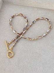 Nakkash Pozłacany naszyjnik z masą perłową - dł. 45 cm rozmiar: onesize. Brązowe naszyjniki Nakkash, z perłą, pozłacane. Za 34.99 zł.