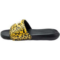 Klapki damskie Nike Victori One Slide. Białe klapki Nike, bez wzorów, z materiału, bez obcasa. Za 273.00 zł.