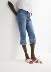 Jeansy 3/4 z haftem. Niebieskie jeansy bonprix, bez wzorów. Za 124.99 zł.