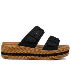 Klapki damskie na platformie Crocs BROOKLYN WOVEN BUCKLE. Brązowe klapki Crocs, bez wzorów, z materiału, bez obcasa, na platformie. Za 219.00 zł.