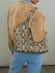 Torebka na ramię z kosmetyczką w wężowy wzór - wielobarwny. Kufry i kosmetyczki Sinsay, bez wzorów, bez dodatków. Za 59.99 zł.